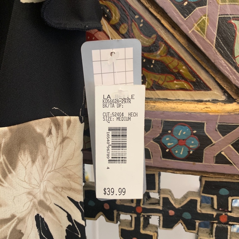 NWT floral dress knee length with flowy cap sleeves 🌸🌼 - Picture 4 of 8